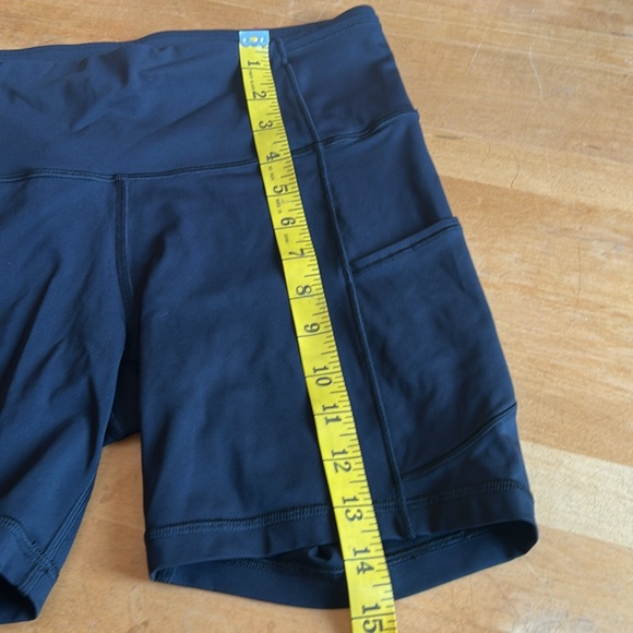 Lululemon athletica Women's Black Athletic Shorts w/hip pockets - Picture 5 of 5
